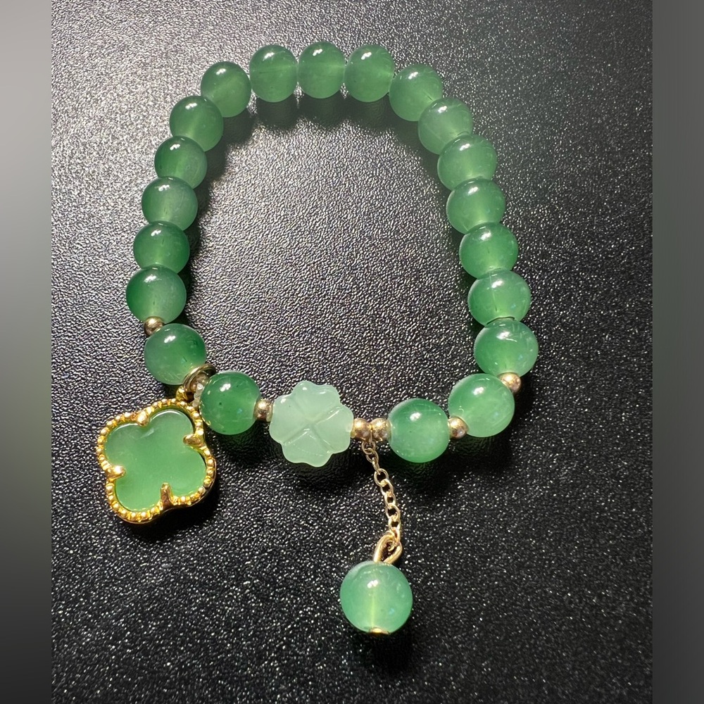 Shamrock Apple Green Glass Natural Agate Clover Charm Stretch Gold Tone Bracelet